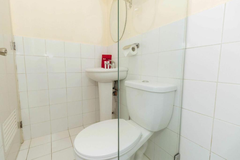 Reddoorz @ Amorsolo Makati Makati City ภายนอก รูปภาพ