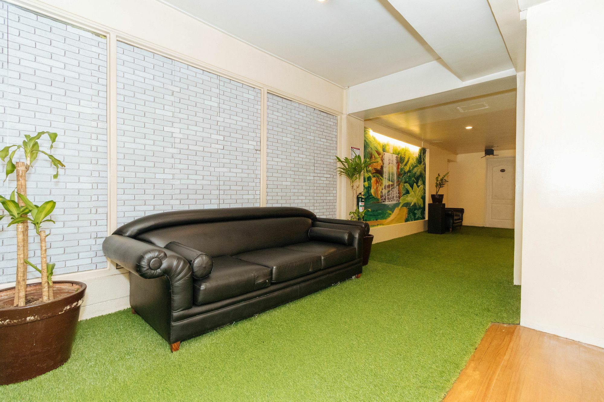 Reddoorz @ Amorsolo Makati Makati City ภายนอก รูปภาพ