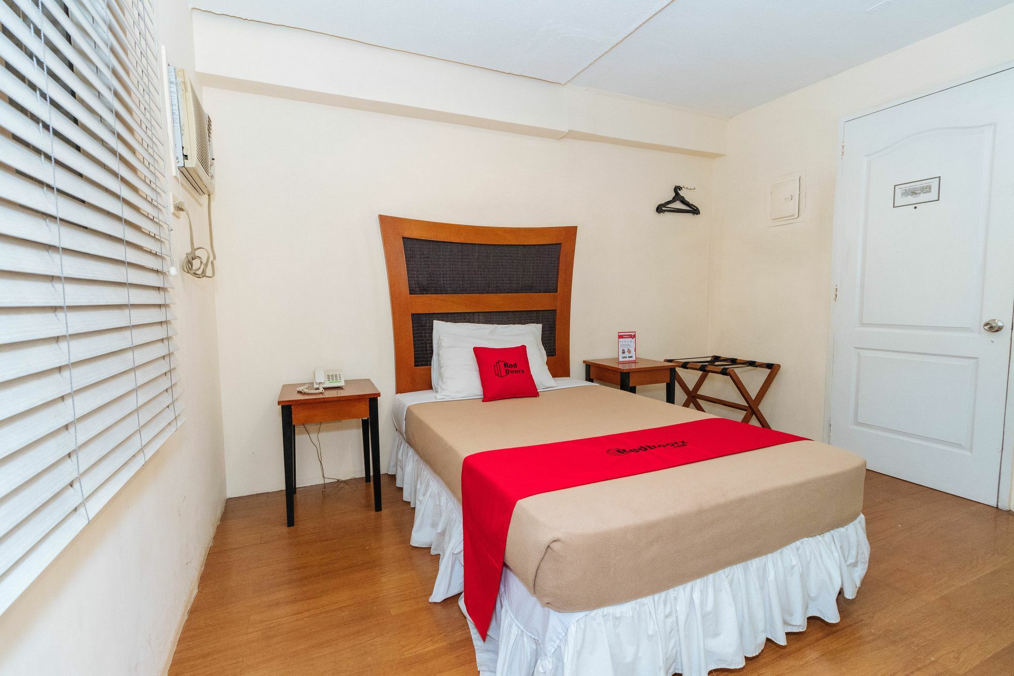 Reddoorz @ Amorsolo Makati Makati City ภายนอก รูปภาพ