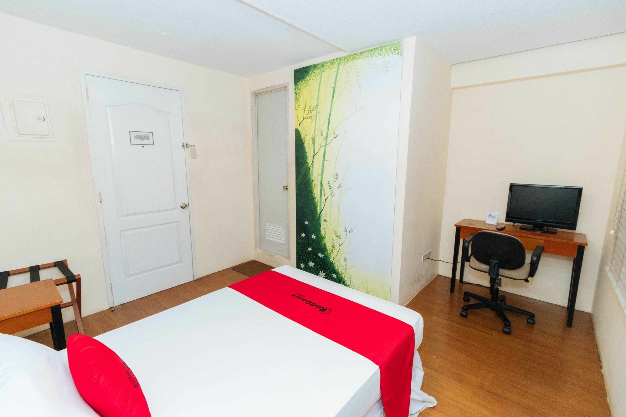 Reddoorz @ Amorsolo Makati Makati City ภายนอก รูปภาพ