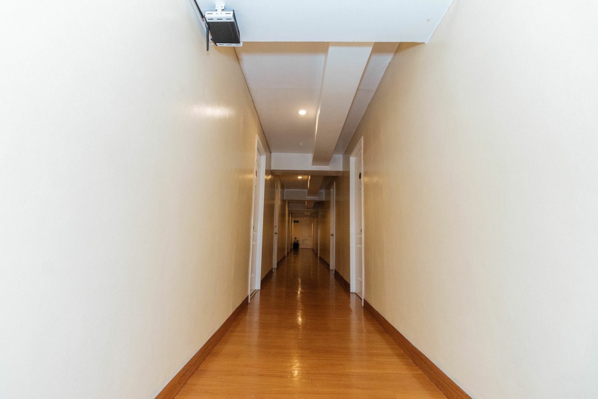 Reddoorz @ Amorsolo Makati Makati City ภายนอก รูปภาพ