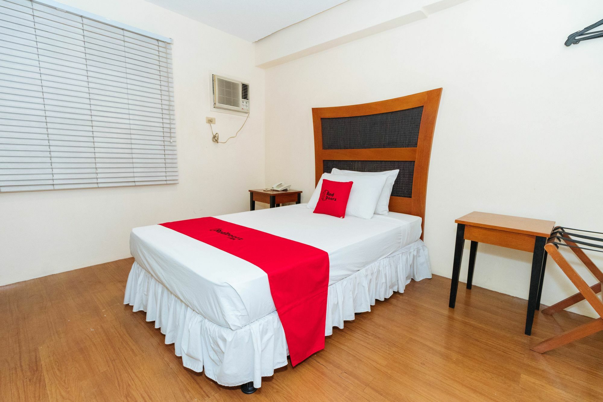 Reddoorz @ Amorsolo Makati Makati City ภายนอก รูปภาพ