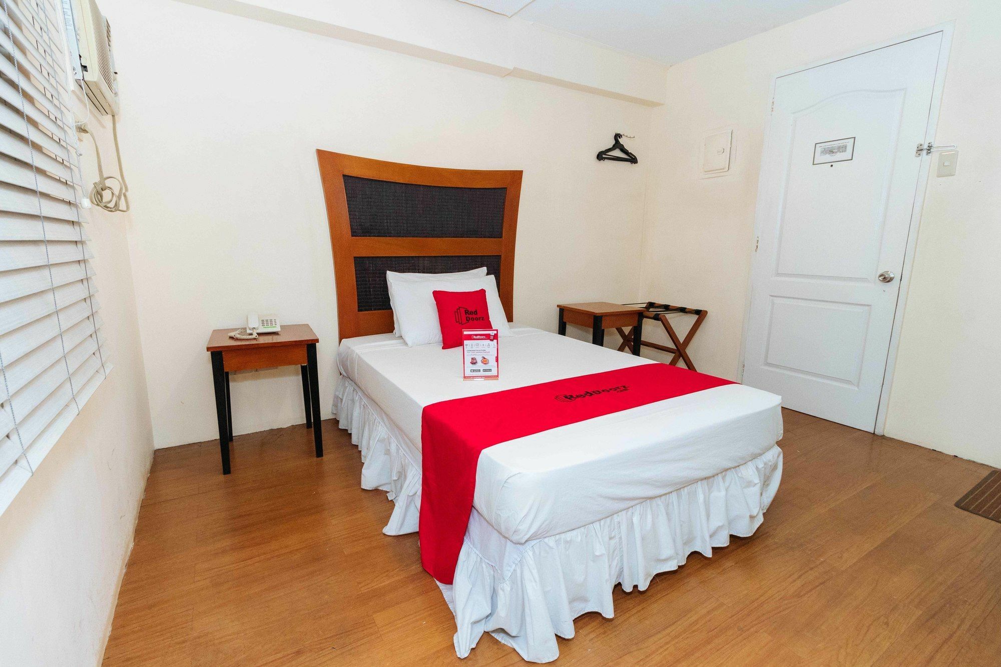 Reddoorz @ Amorsolo Makati Makati City ภายนอก รูปภาพ