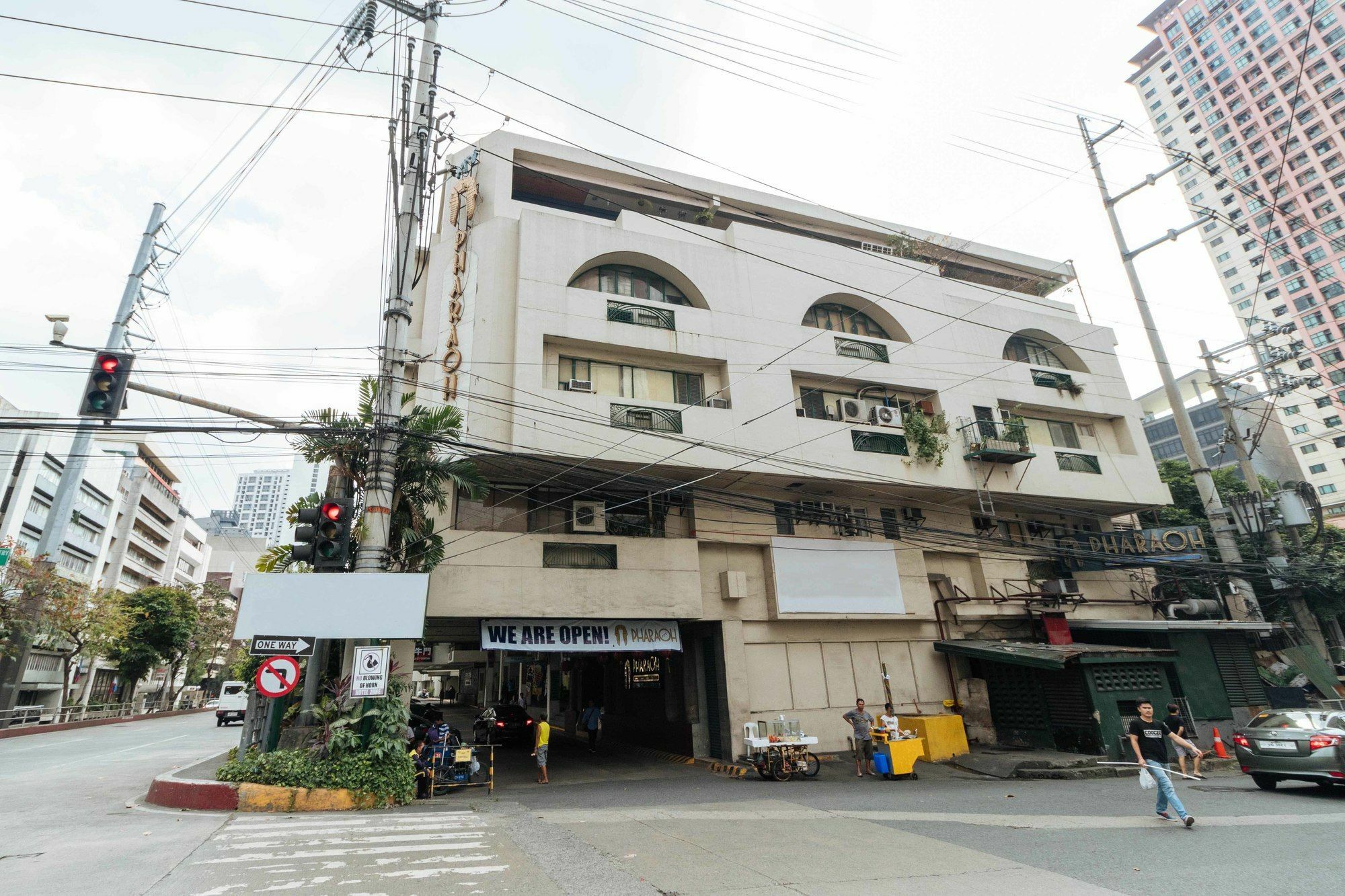 Reddoorz @ Amorsolo Makati Makati City ภายนอก รูปภาพ