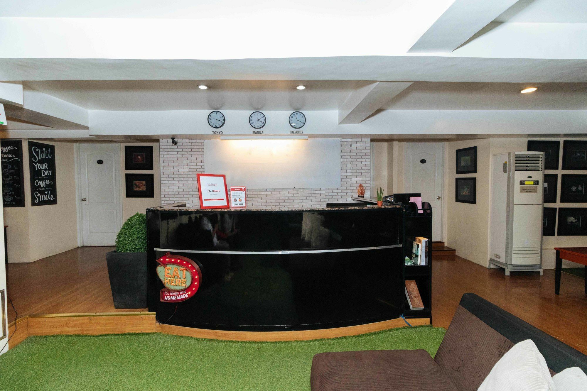 Reddoorz @ Amorsolo Makati Makati City ภายนอก รูปภาพ