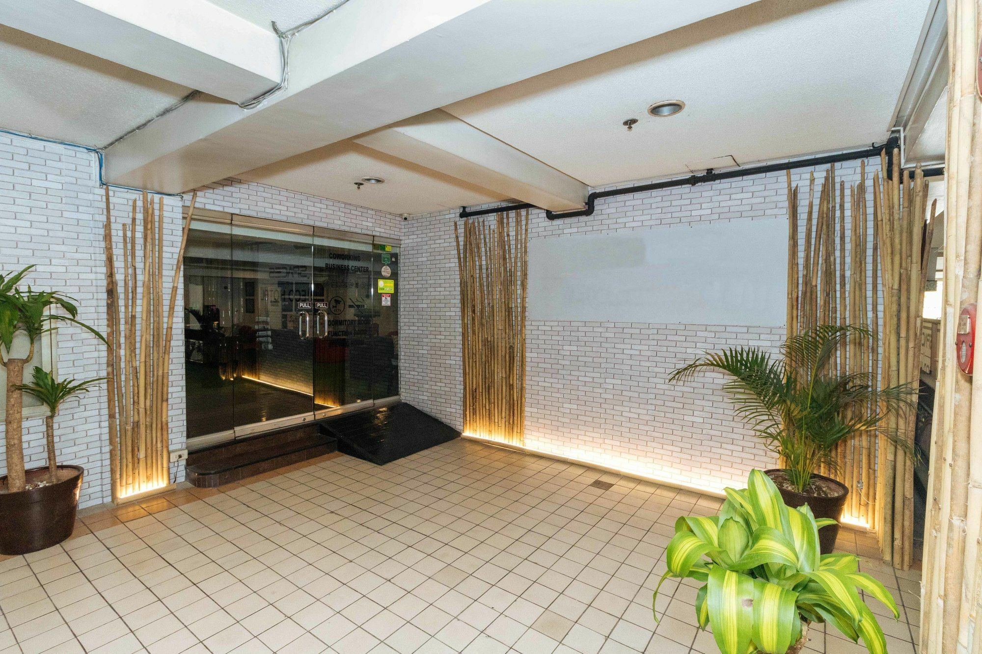 Reddoorz @ Amorsolo Makati Makati City ภายนอก รูปภาพ